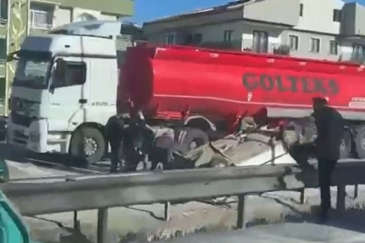 Yalova'da virajı alamayan otomobil tıra &ccedil;arparak takla attı