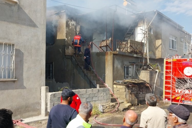 Mersin'de iki katlı evde korkutan yangın