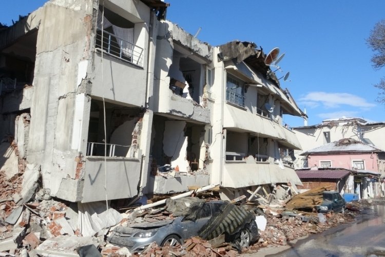 Malatya'da yıkılan duvarın altında kalan k&ouml;y korucusu yaşamını yitirdi