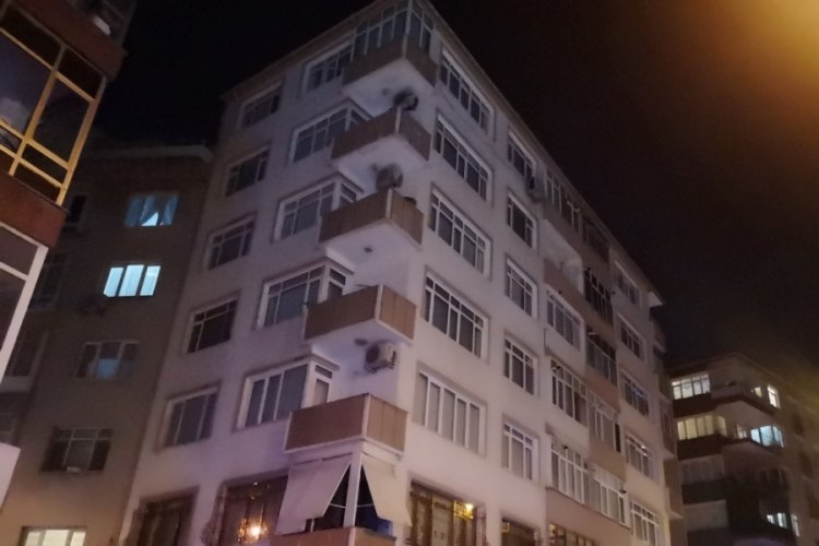 İstanbul Bah&ccedil;elievler'de kolonlarından ses gelen 46 yıllık bina tahliye edildi