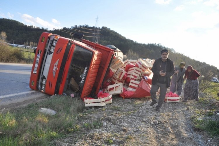 Bolu'da tır ile &ccedil;arpışan kamyon devrildi