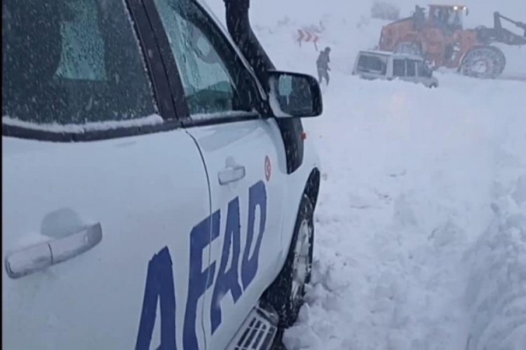 Van-Bah&ccedil;esaray yolunda mahsur kalan 4 kişinin imdadına ekipler yetişti