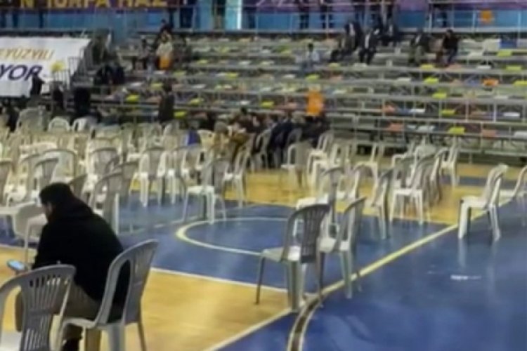 Bekir Bozdağ, Şanlıurfa'da boş salona konuştu