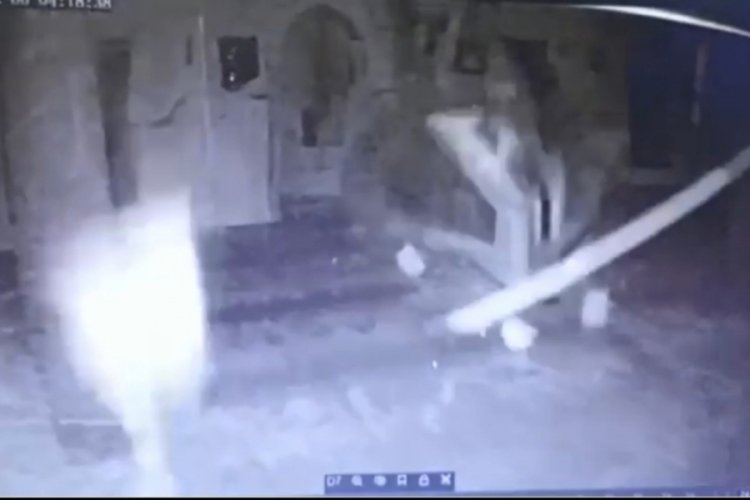 Hatay'da Kahramanmaraş depreminde 600 yıllık tarihi caminin yıkıldığı anlar