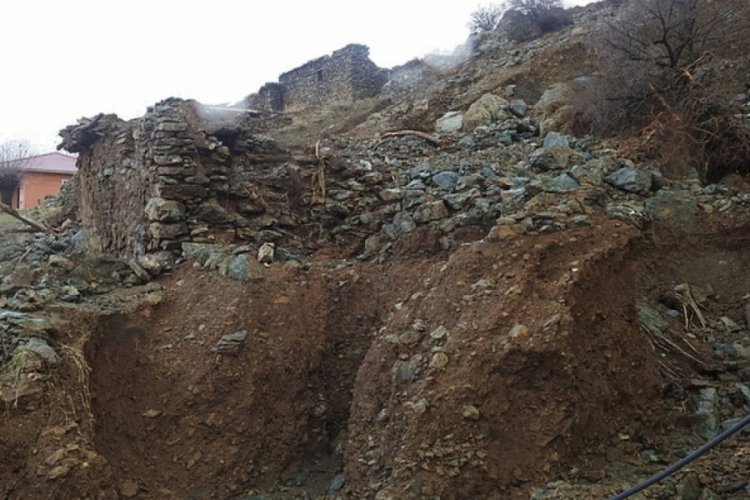 Erzincan'da sağanak yağışta 8 ailenin yaşadığı mezra yıkıldı