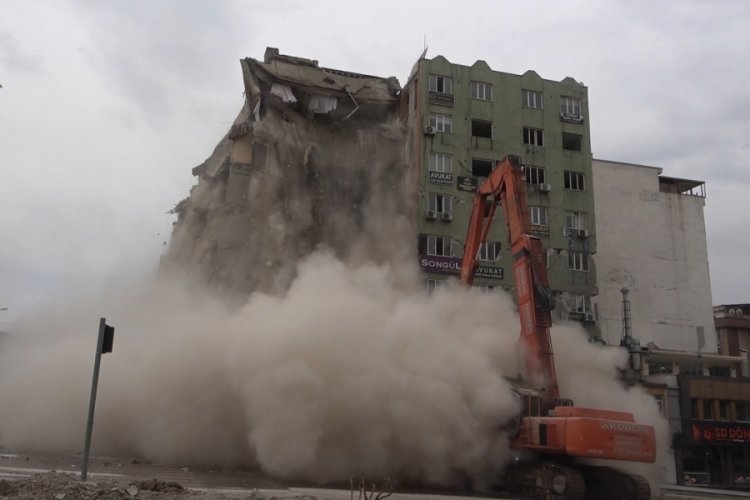 Kahramanmaraş'ta bina saniyeler i&ccedil;inde yerle bir oldu