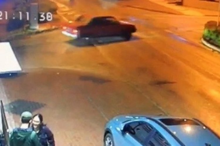 Bursa'da yolun ortasında bekleyen otomobile motosiklet &ccedil;arptı