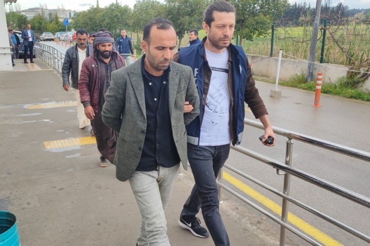 D&uuml;zensiz g&ouml;&ccedil;menleri ka&ccedil;ak yollarla getiren ş&uuml;pheli tutuklandı
