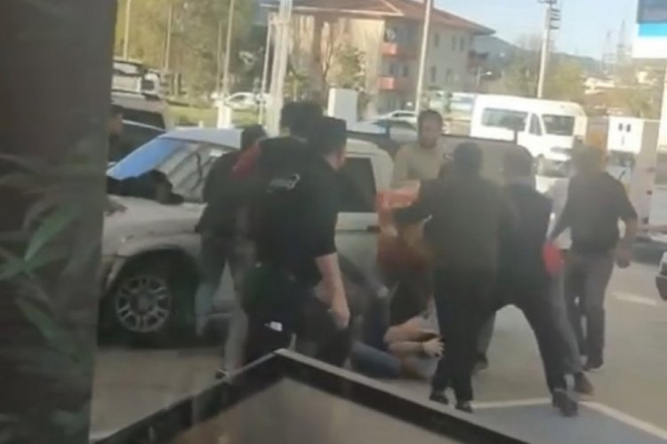 Bursa'da petrol istasyonunda yumruk yumruğa kavga