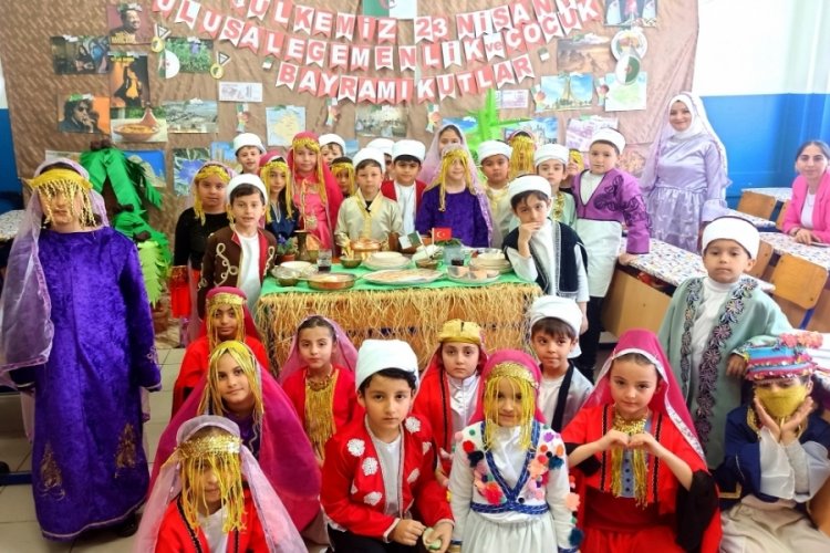 Bursa'da 23 Nisan i&ccedil;in okulu Birleşmiş Milletler'e &ccedil;evirdiler