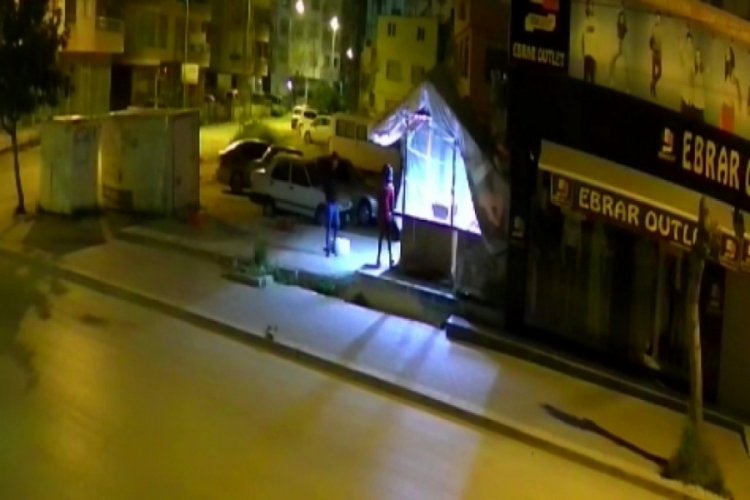 M&uuml;şteriler i&ccedil;in hazırlanan Adana kebapları &ccedil;aldılar