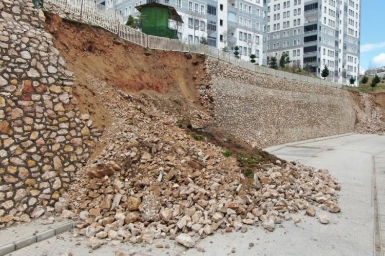 Elazığ'da istinat duvarları yağışın etkisiyle &ccedil;&ouml;k&uuml;yor