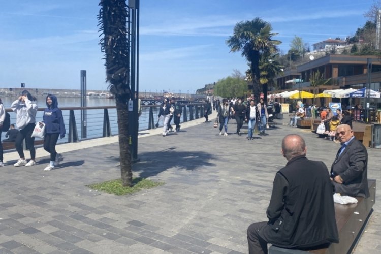 Zonguldak'ta havayı sıcak g&ouml;ren vatandaş sahile koştu