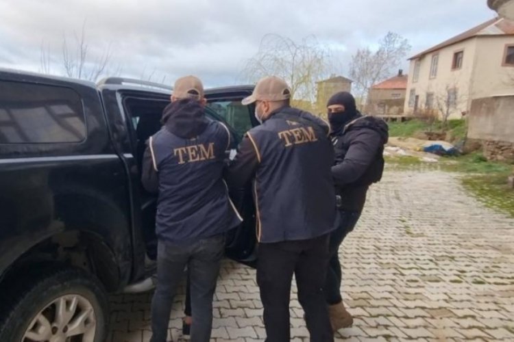 Hakkari'de polis aracını taşlayan ve yasa dışı slogan atan 15 kişiye g&ouml;zaltı