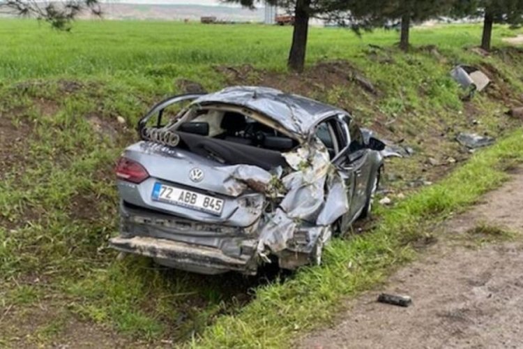 Diyarbakır'da otomobil şarampole yuvarlandı: 1'i ağır 5 yaralı