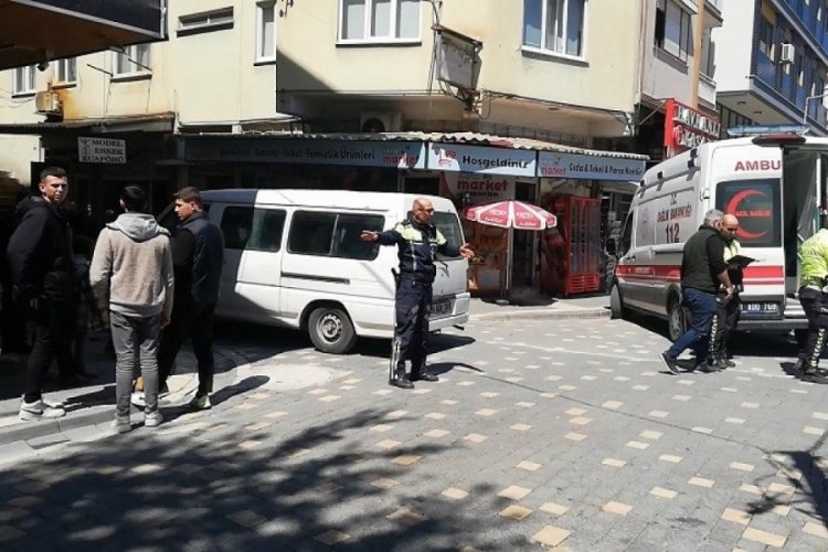 Minib&uuml;s&uuml;n altına giren motosikletli kurye hastaneye kaldırıldı