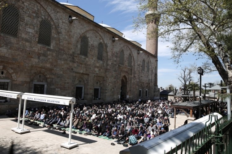 Bursalılar camilere akın etti