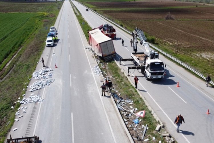 Amasya'da kontrolden &ccedil;ıkan tır refl&uuml;je &ccedil;ıktı