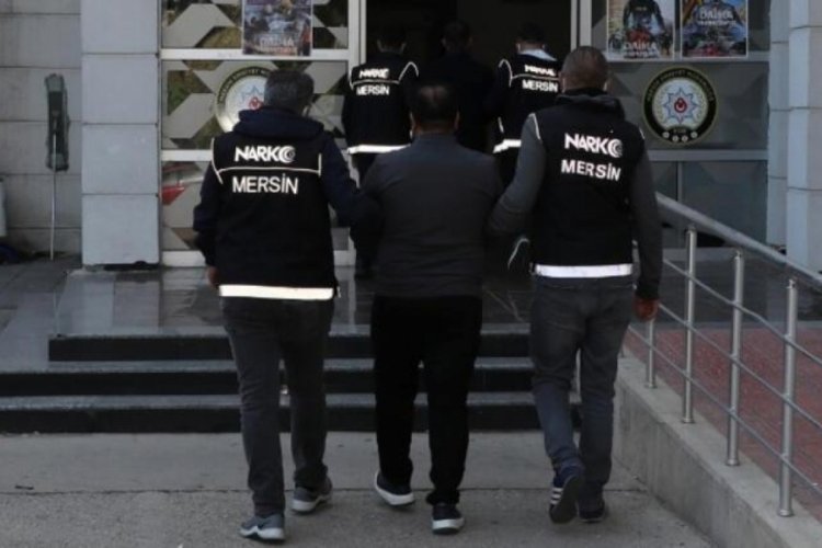 Mersin Limanı'nda ele ge&ccedil;irilen 97,5 kilo kokaine 2 kişi g&ouml;zaltına alındı