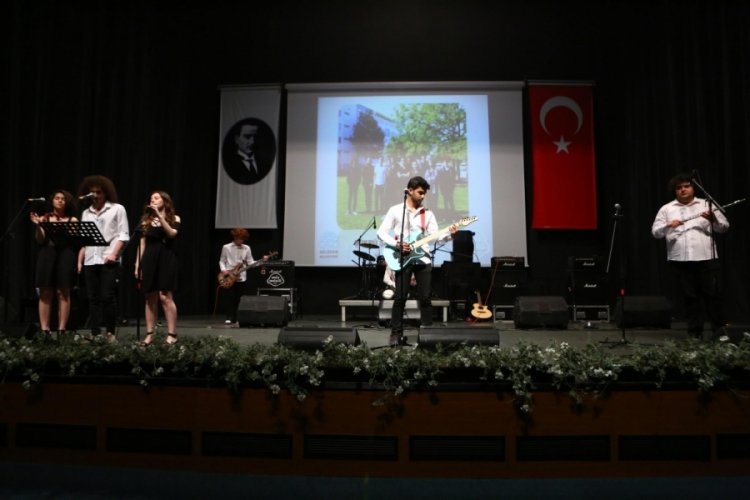 Bursa'da Cumhuriyetin 100. yılında sahne liselilerin