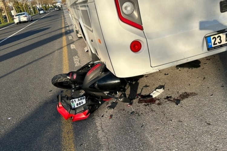 Elazığ'da motosiklet midib&uuml;s&uuml;n altına girdi