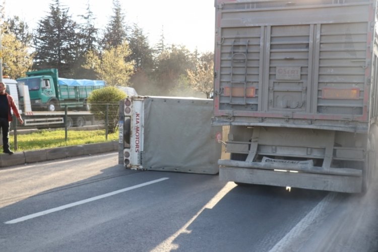 Bolu'da araca &ccedil;arpmamak i&ccedil;in aniden frene basınca yan yattı