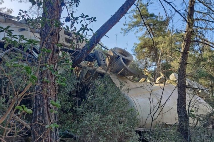 Bilecik'te tır 60 metre y&uuml;kseklikten u&ccedil;uruma d&uuml;şt&uuml;