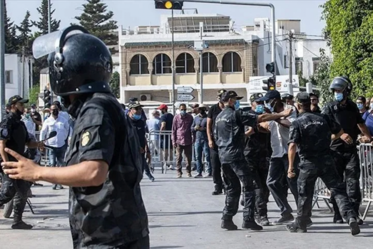 Tunus'ta protesto i&ccedil;in kendini ateşe veren futbolcu hayatını kaybetti