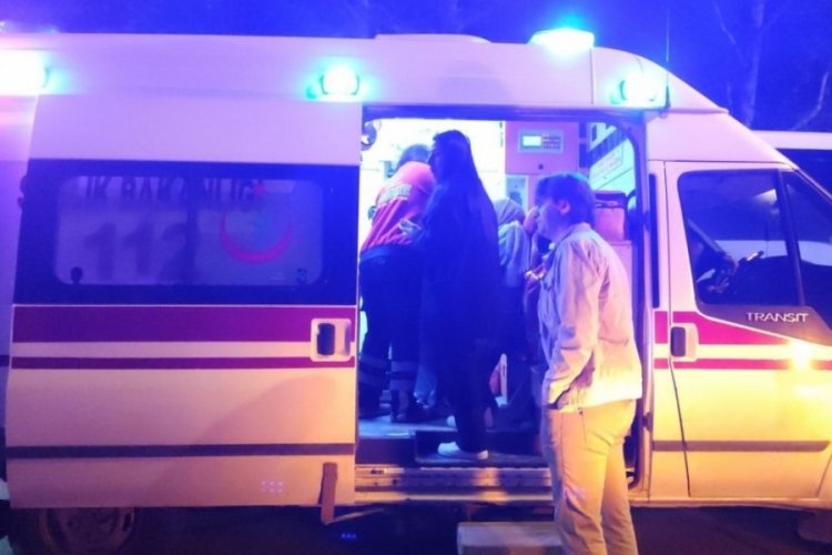 Kocaeli'nde cep telefonuna bakmak isterken park halindeki tıra &ccedil;arptı: 3 yaralı