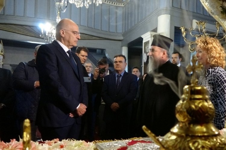 Dendias, G&ouml;k&ccedil;eada'da Patrik Bartholomeos'un y&ouml;nettiği ayine katıldı