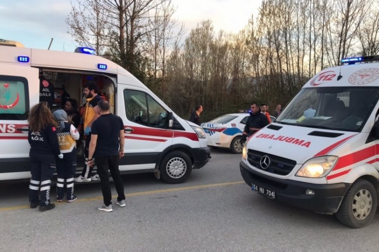 Sakarya'da hafif ticari ara&ccedil; ile otomobil kafa kafaya &ccedil;arpıştı: 6 yaralı