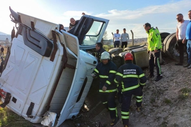 K&uuml;tahya'da tır şarampole devrildi