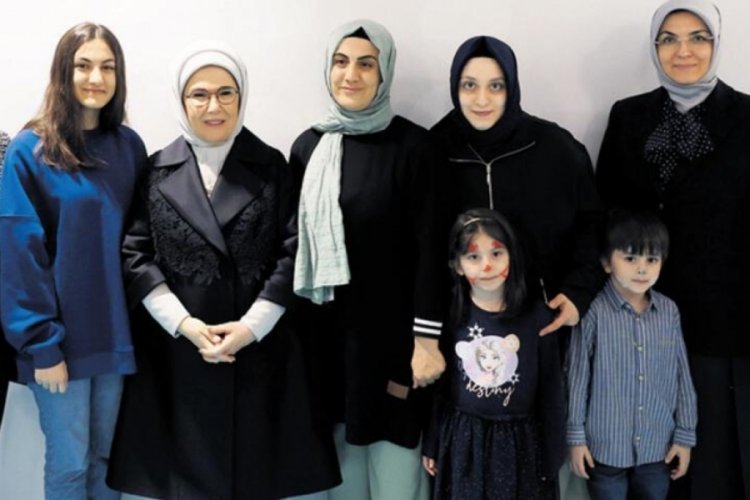 Emine Erdoğan: Depremzedeler i&ccedil;in seferberliğimizi s&uuml;rd&uuml;receğiz