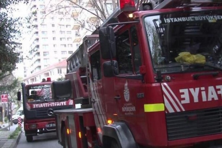 İstanbul Kadık&ouml;y'de sabah saatlerinde kafede &ccedil;ıkan yangın korkuttu
