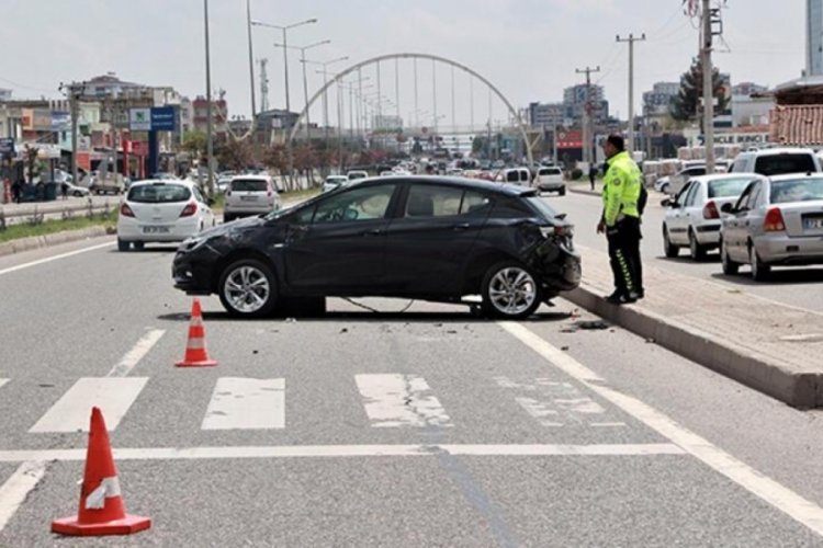 Diyarbakır'da test s&uuml;r&uuml;ş&uuml; sırasında kaza yaptı: 2 yaralı