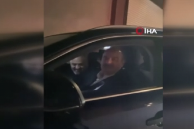 Bursa'ya sahura programına Togg ile giden Bakan Varank yoldaki gen&ccedil;leri arabasına aldı