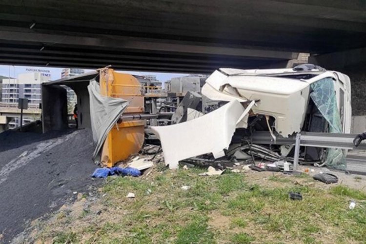 İstanbul'da hafriyat kamyonu yan yattı: 1 yaralı