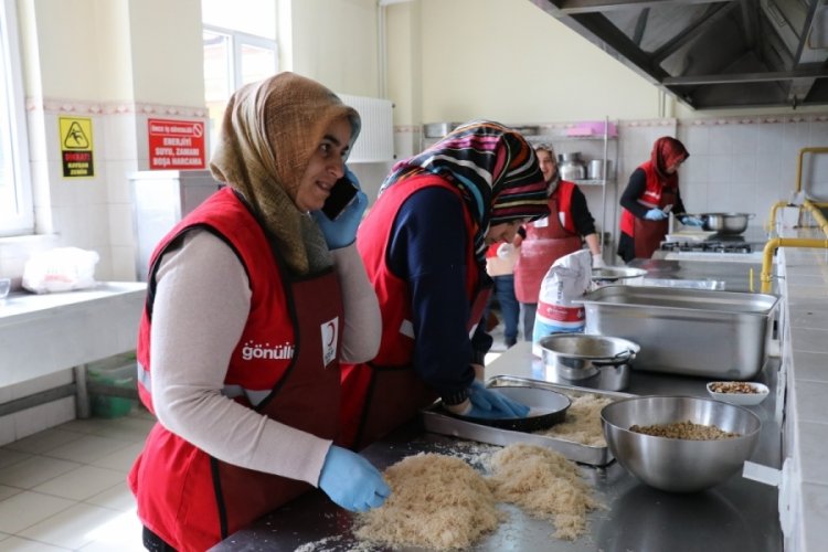 Depremzede kadınlar mutfağa girdi, ortaya &ccedil;eşit &ccedil;eşit lezzetler &ccedil;ıktı