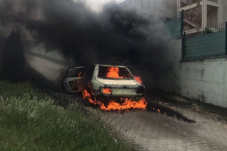 Koaceli'de alev alev yanan otomobil hurda yığınına d&ouml;nd&uuml;