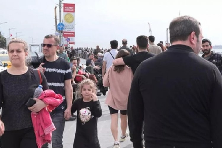 İstanbul'da sıcak havayı g&ouml;ren sahile akın etti
