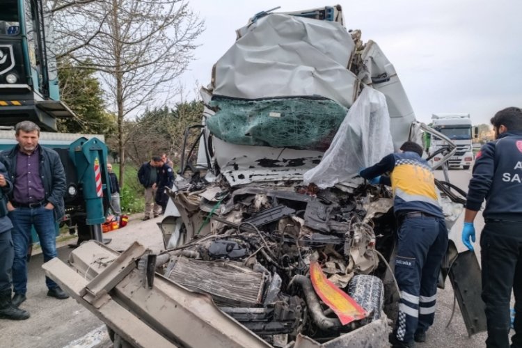 Bursa'da kamyonet tıra &ccedil;arptı: 2 kişi hayatını kaybetti
