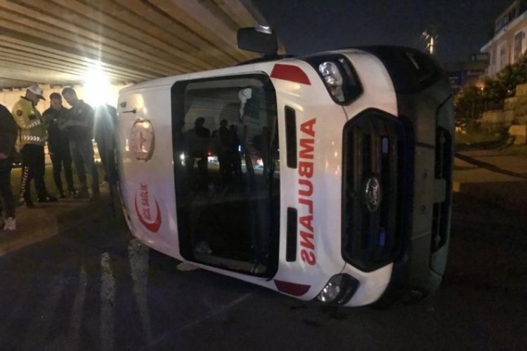 Kocaeli'de otob&uuml;sle &ccedil;arpışan ambulans yan yattı: 3 yaralı