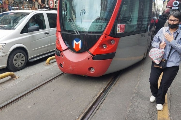 İstanbul Sirkeci'de tramvay raydan &ccedil;ıktı