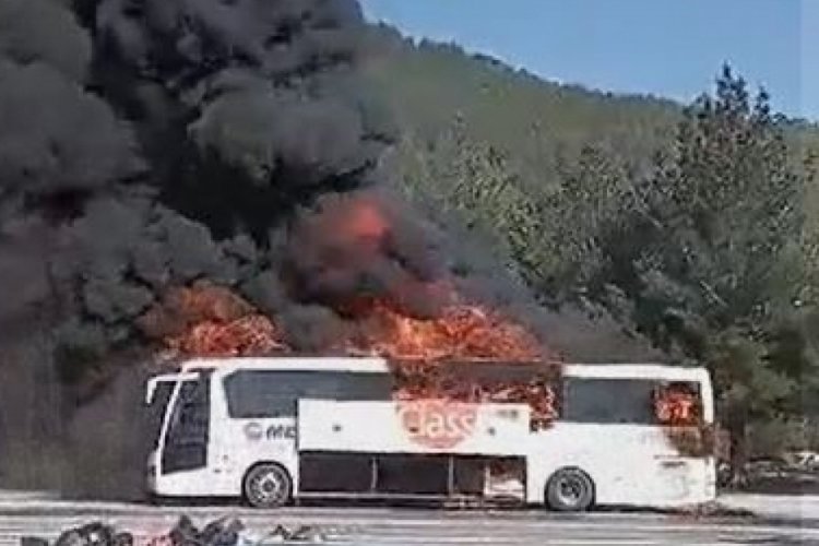Muğla'da seyir halindeki otob&uuml;s alev alev yandı