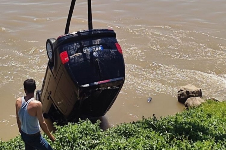 Diyarbakır Bismil'de otomobil Dicle Nehri'ne u&ccedil;tu