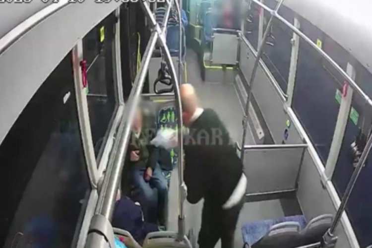 Kocaeli'nde otob&uuml;s şof&ouml;r&uuml; iftara yetişemeyen yolculara yiyecek dağıttı