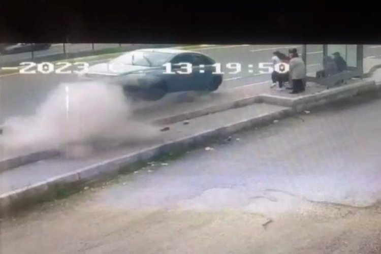 Balıkesir'de kontrolden &ccedil;ıkan otomobil otob&uuml;s durağına girdi: 5 yaralı