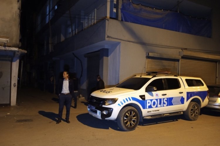 Adana'da pompalı t&uuml;fekle oynuyordu, yanlışlıkla arkadaşını vurdu