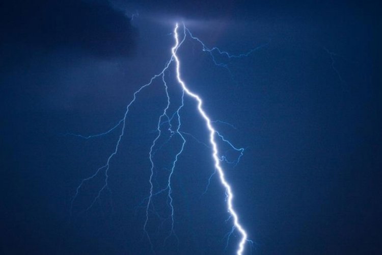 Kolombiya'da korkun&ccedil; anlar! Halı sahaya yıldırım d&uuml;şt&uuml;, 5 kişi hayatını kaybetti