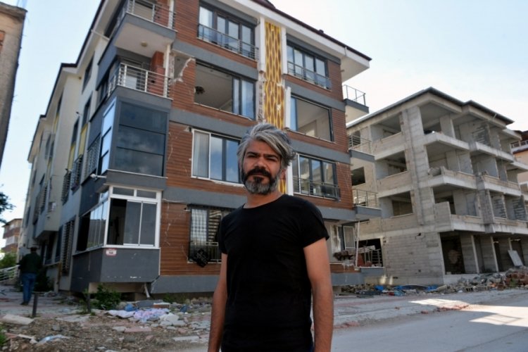 Hatay'da depremzede &ouml;ğretmen eşyalarını &ccedil;alan hırsıza seslendi : L&uuml;tfen getir